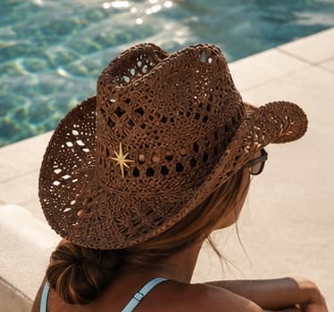 Éclipse — vue de dos au bord de la piscine, cowboy ajouré paille cacao étoile dorée